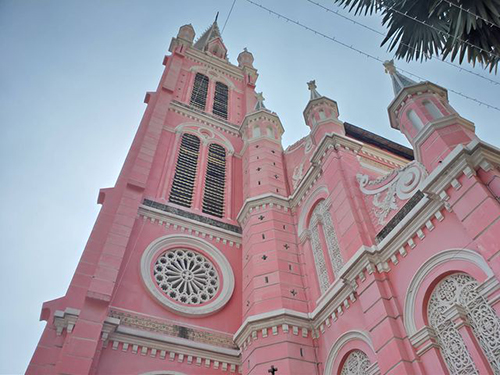Năm 1929, nhà thờ được mở rộng và xây dựng thêm tòa tháp cáo hơn 50m, sơn sửa lại tháp chuông